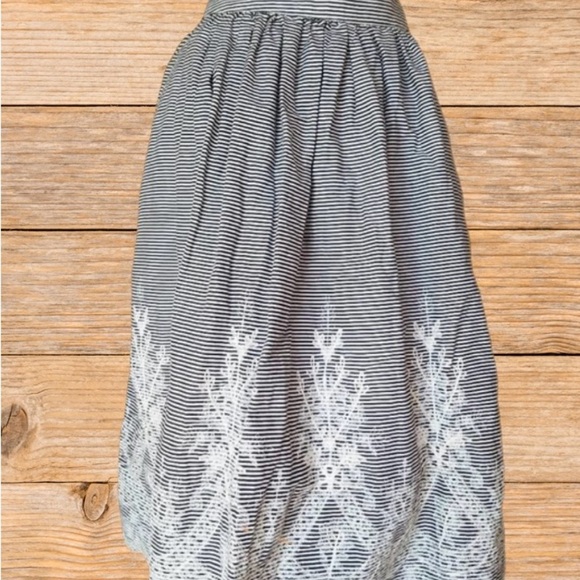 Women’s NY Collection Black Pin Strip A-Line Skirt w/floral embroidery, Size 12 - Picture 2 of 6